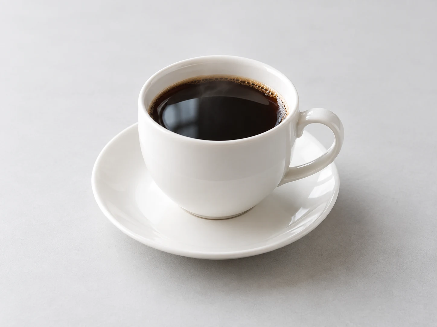 白いカップのブレンドコーヒー
